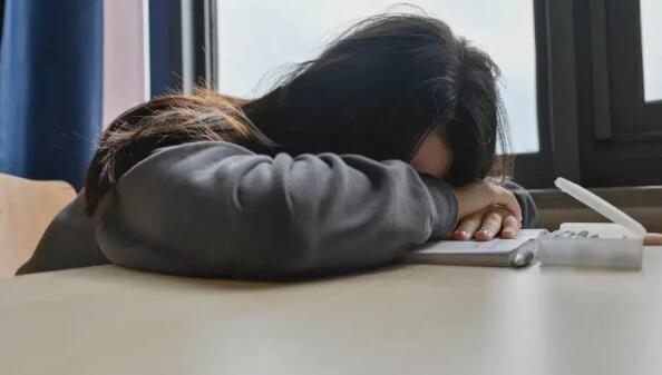 网络语言emo是什么意思？女生说我emo了高情商回复话术