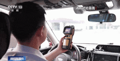这位车主，你把什么忘车里了？噢，是我的孩子！