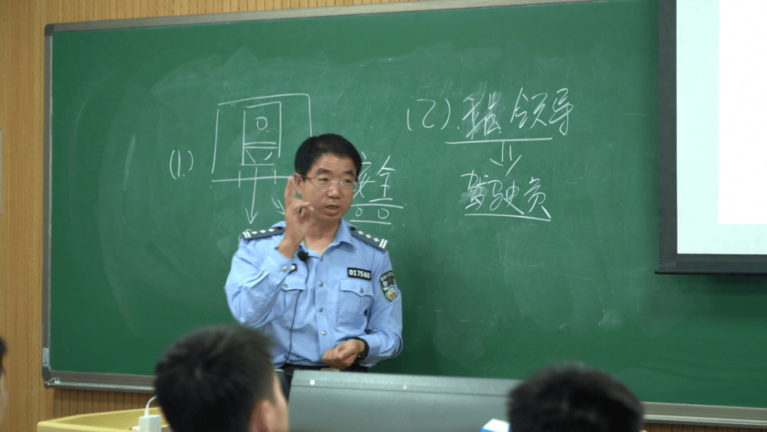K1178滞留列车上，“我是警察大学的老师，我能做些什么……”