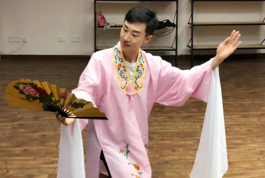 上海之歌⑤|爱唱京剧的95后男生，凭什么成为妇婴医院明星护士？