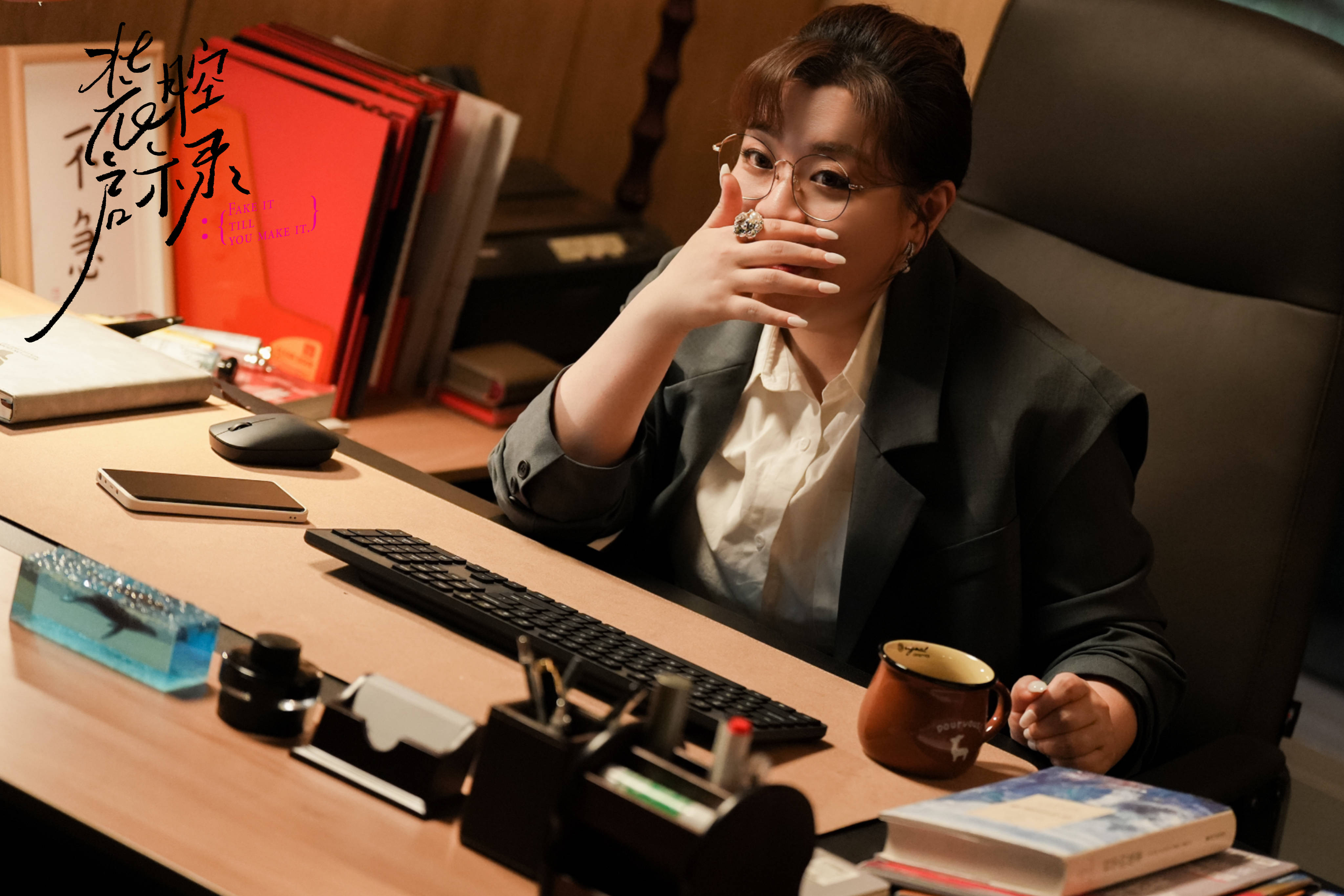 演《装腔启示录》，蒋诗萌准备了一纸箱的杯子丨角色