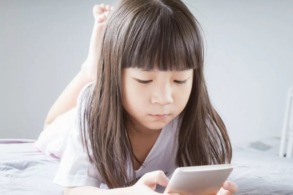 怎样用大人手机控制孩子手机(怎么控制孩子玩手机的时间)